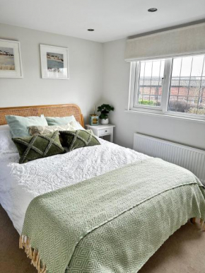 Gorgeous 1 bedroom & private ensuite in Central Windsor home with FREE PARKING
